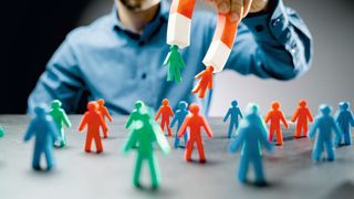 Um eine magnetische Wirkung auf neue Mitarbeiter zu haben, muss erst einmal das aktuelle Personal zufrieden sein. (Bild: © Andrey Popov – adobe.stock.com)