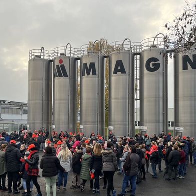 Das Magna-Werk Dorfprozelten wird in rund 12 Monaten doch geschlossen! Damit hat sich alles, was schon vor der letzten Fast-Katastrophe Erfreuliches ergeben hat, in Luft aufgelöst ... (Bild: IG Metall)
