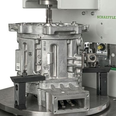 Das E-Axle-Repair-Tool von Schaeffler macht den sicheren und berührungslosen Austausch von Rotor und Stator möglich. (Bild: Schaeffler)