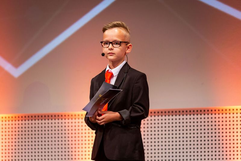 Jeder hat mal klein angefangen - Juniormoderator Nils unterstützt fleißig bei der Anmoderation der Kategorie Start-ups. (Bausewein / Vogel Communications Group)