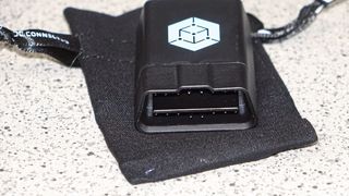 Klein, aber kann was: Der „DCoder“-Dongle kann künftig sämtliche Steuergeräte eines Fahrzeugs von unterwegs aus auslesen. (Dominsky/»kfz-betrieb«)