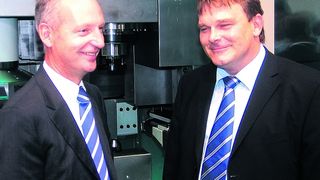 „Wir verfolgen konsequent den Weg der Kombinationsbearbeitung; je nach Aufgabenstellung wollen wir die beste Fertigungstechnologie anbieten“, sagen unisono Dieter Kollmar (links), Geschäftsführer Emag-Gruppen Vertriebs- und Service GmbH, und Markus Heßbrüggen, Geschäftsführer der Emag Holding GmbH. Bild: Kuttkat (Archiv: Vogel Business Media)