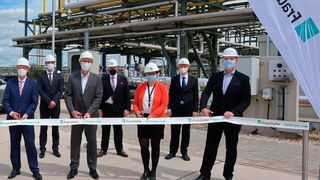 Schnitt! Ab jetzt kommt gründer Wasserstoff für die Energiewende auch aus dem Hydrogen Lab Leuna. Die Pilotanlage für Tests und Skalierungsmaßnahmen samt Elektrolysesysteme ist, wie das Fraunhofer-IMWS betont, voll in einen Chemiepark integriert. (Fraunhofer-IMWS / M. Deutsch)