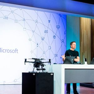 Sam George demonstriert den Drohnen-Einsatz auf seiner Build-Keynote. 