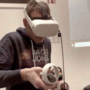 Hier sieht man einen Benutzer mit einer VR-Brille, der die Anleitung der anderen Person übernimmt.(Bild:  Fraunhofer FIT)