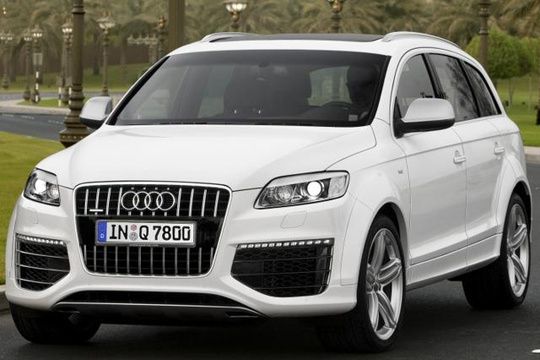Audi hat den Rumpf des Wagens überarbeitet: Ein neuer Grill mit weit aufgerissenen Lufteinlässen und zwölf vertikalen Streben sowie zwölf LED-Tagfahrleuchten auf jeder Seite kündigen das Diesel-Monster an. (Archiv: Vogel Business Media)