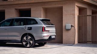 Der Volvo EX90 nutzt nun 800-Volt-Technik (Bild: Volvo)