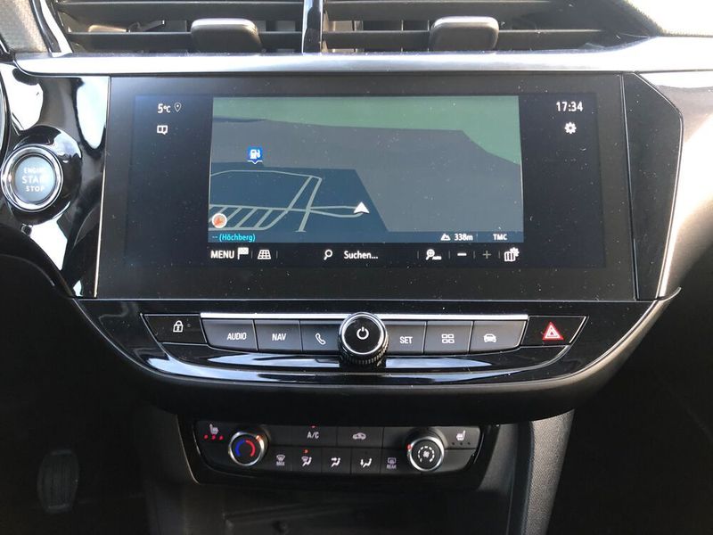Der sieben oder zehn Zoll große Touchscreen mit schlüssigem Infotainment-Menü ist ins Armaturenbrett eingelassen und es gibt klassische Tasten und eine konventionelle Klimasteuerung mit Drehschaltern. (Jens Scheiner/»Automobil Industrie«)