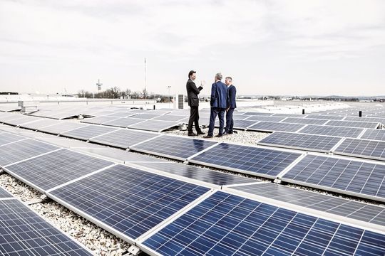 Beim Audi-Zentrum Hof der Motor-Nützel-Gruppe gibt es auf dem Dach zwischen den Fotovoltaikanlagen kaum noch Platz. (Bild:  Motor Nützel)