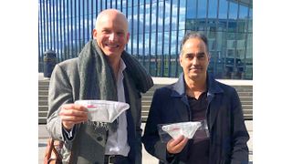 Abb.2: HEIQ-Mitbegründer Carlo Centonze (l.) und Virologe Dr. Thierry Pelet zeigen die speziell beschichteten Corona-Masken. (Bild: HeiQ)
