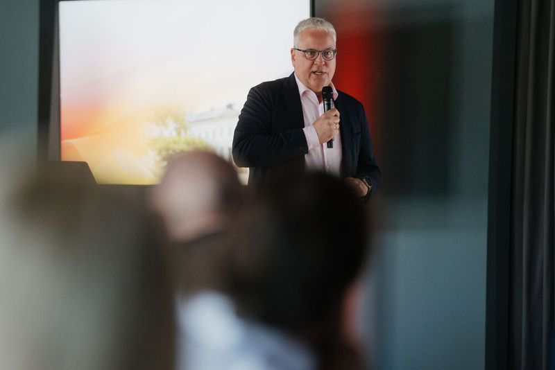 Peter Adelskamp (CDO Essen) informierte in seinem Statement über vertrauenswürdige und souveräne Dienste bei der KI-Nutzung. (Bild: Manuel Emme Fotografie)