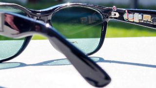 Die Solarbrille versorgt mit halbtransparenten organischen Solarzellen als Brillengläsern zwei Sensoren und Elektronik im Bügel mit Strom. (KIT)