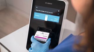 Mit dem Vivalytic Bordetella Test können drei verschiedene Pathogene erkannt werden, die eine Infektion mit Keuchhusten auslösen können.     (Bild: Bosch Healthcare Solutions GmbH)