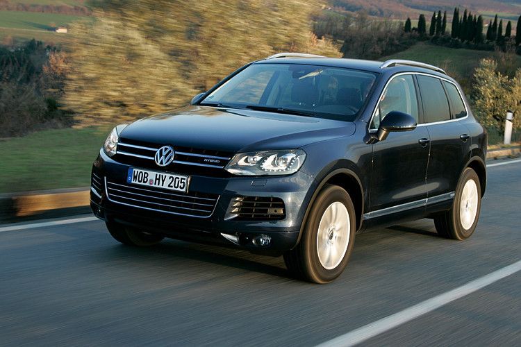 ... dass es beim Touareg so gut wie keine rein elektrische Vorwärtsbewegung gab – der Hybridantrieb wirkt eher als Anfahrhilfe. (Foto: Volkswagen)