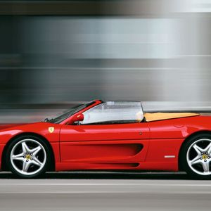 Der Ferrari F355 wurde ebenfalls 1994 der Öffentlichkeit präsentiert. Er war der Nachfolger des Ferrari 348 und wurde bis zum Erscheinen des Ferrari 360 Modena im Jahr 1999 gebaut. Sein Achtzylinder-V-Mittelmotor hat einen Hubraum von 3.495 cm³, 280 kW (381 PS) bei 8.250 1/min.(Bild:  SLX)