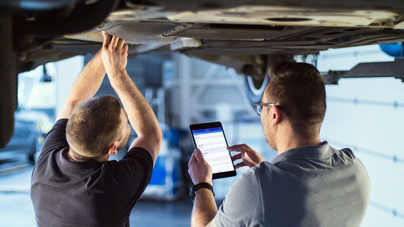 Zwei Mechaniker führen eine digitale Fahrzeugkontrolle durch (Bild: Fleetback)