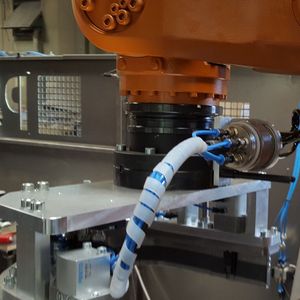 Bei SHL schätzt man besonders, dass mit der Multiline E von Eisele eine einzige kompakte Kupplung für elektrische Signale und Pneumatik gemeinsam zur Verfügung steht