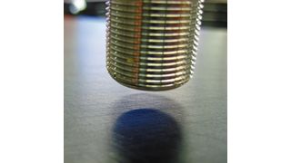 Ein RFID-Leser erhält die Rezeptur- und Prozessdaten von einem in die Form laminierten Transponder (RFID-Chip). Die Datenübertragung ist unabhängig vom Verschmutzungsgrad der Formoberfläche. (Bild: Wolfangel)