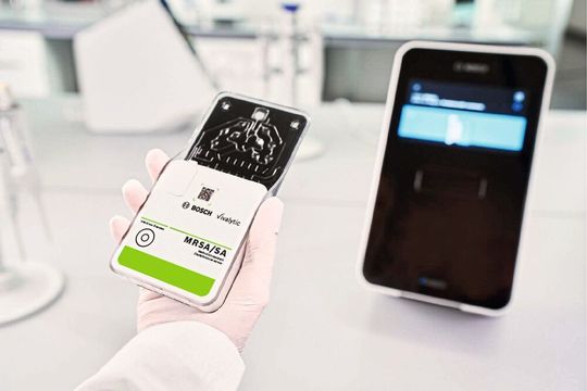 Der PCR-Schnelltest Vivalytic MRSA/SA liefert in weniger als einer Stunde ein zuverlässiges Ergebnis direkt am Ort der Probenentnahme; somit ist er besonders gut geeignet für den Einsatz in der Notaufnahme. Der PCR-Schnelltest Vivalytic MRSA/SA liefert in weniger als einer Stunde ein zuverlässiges Ergebnis direkt am Ort der Probenentnahme; somit ist er besonders gut geeignet für den Einsatz in der Notaufnahme.
