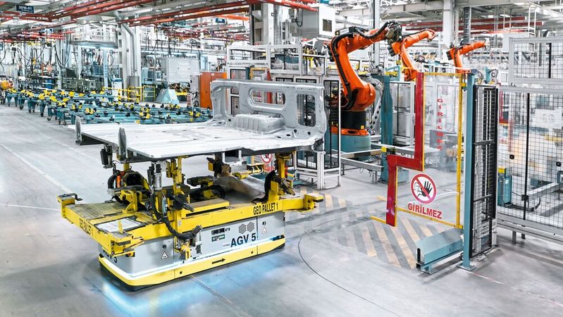 In modernen Fabriken kommen immer häufiger autonome Fahrzeuge zum Einsatz. Die ISO 13855:2024 will aktuellen Technologien wie diesen besser gerecht werden.(Bild:  Kuka Group)