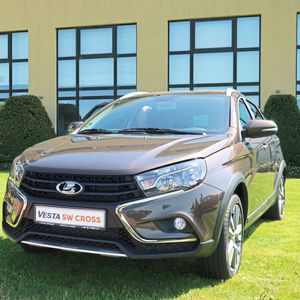 Noch deutlich zeitgeistiger ist der stärker auf Geländegängigkeit getrimmte Vesta SW Cross, dessen Frontpartie das X-Design noch deutlich stärker mit den Chromspangen betont.