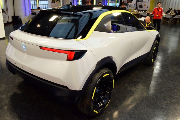 Eine markante, gelbe Linie trennt die unteren, hellgrau lackierten Karosserieteile vom „nachtblauen“ Dach. (Bild: Rehberg / »kfz-betrieb«)