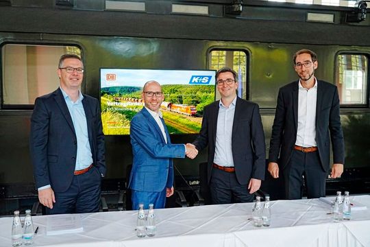 Vertragsunterzeichnung (v.l.): Steffen Brill (Leiter Logistics Procurement & Execution, K+S Minerals and Agriculture), Torsten Lüders (Leiter Vertrieb Rohstoffe und Baustoffe, DB Cargo), Philipp Möller (Senior Director Logistics, K+S Minerals and Agriculture) und Philipp Sternberg (Leiter Vertrieb Baustoffe und Düngemittel, DB Cargo).(Bild:  DB/Volker Emersleben)