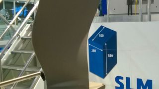 SLM Solutions stellte auf der formnext 2017 die Laserschmelzanlage SLM 800 vor. Mit ihr können Bauteile mit den Abmaßen 280 x 500 x 850 generiert werden. Das neuartige Maschinenkonzept der SLM 800 ermöglicht zudem die Integration in automatisierte und vollautomatische Fertigungsabläufe. (D.Quitter/konstruktionspraxis)