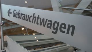 Die aktuellen Lieferschwierigkeiten in der Automobilbranche machen es dem Gebrauchtwagengeschäft schwer. (Bild: Achter/»kfz-betrieb«)