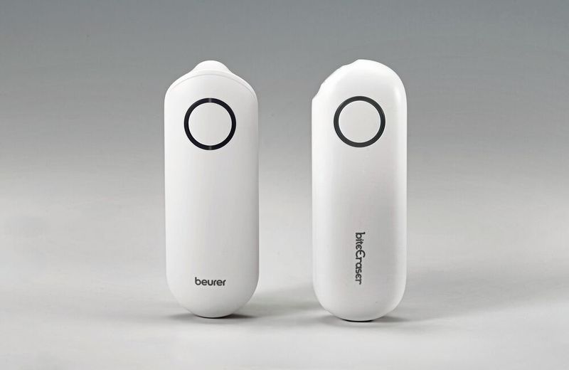 Ebenfalls ausgezeichnet wurde der Insektenstichheiler „BR 60“ der Beurer GmbH (Original links). Das Plagiat stammt vom chinesischen Hersteller Hangzhou Industrial Instrument Meter Co., Ltd. und werde unter anderem über 1688.com und andere E-Commerce-Plattformen vertrieben. Ein deutscher Online-Händler hat laut Aktion Plagiarius eine Unterlassungserklärung unterschrieben.  „Nicht nur das Design des BR 60 wurde kopiert und irreführende Werbebehauptungen getätigt – das Plagiat beansprucht eine medizinische Funktion, ohne die strengen Anforderungen und Prüfungen der EU für Medizinprodukte durchlaufen zu haben. Dreist: Der chinesische Hersteller hat in China Designschutz für sein Plagiat eintragen lassen und bietet es online in großen Stückzahlen an.“ (Bild: Aktion Plagiarius e.V.)