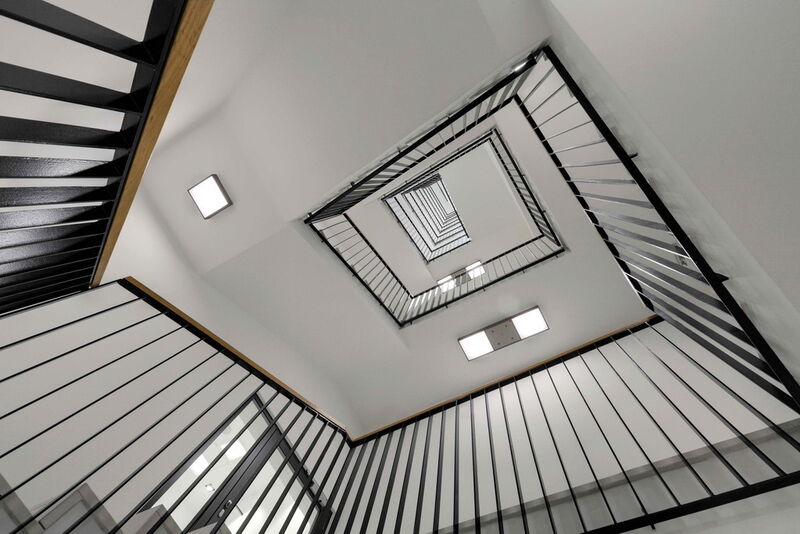 Im Treppenhaus wurden quadratische Flächenleuchten verwendet, die unter anderem mit einem Notlicht und einem Sensor für die Präsenzerfassung ausgestattet sind. (Tridonic)