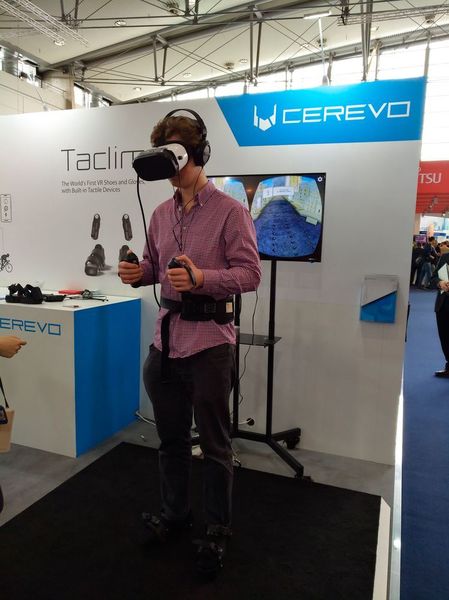 VR-Brillen gehören zum gewohnten Bild der Cebit. Hier werden neuartige VR-Schuhe (!) vorgestellt. (Robert Horn)