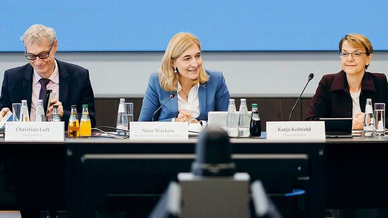 Bundesgesundheitsministerin Nina Warken beim Spitzengespräch Bürokratieabbau.(Bild:  BMG/Xander Heinl)