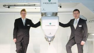 Christian Zierhut (l.) und Hartmut Kälberer, Mitglieder der Zimmermann-Geschäftsleitung, im Arbeitsraum der neuen Portalfräsmaschine. (Bild: Kroh)