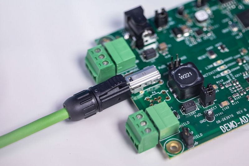 16. Anwenderkongress Steckverbinder: Der Tag 2 auf dem Steckverbinderkongress 2022 hatte den Themenschwerpunkt auf Oberflächen und Werkstoffen. Das umfasste die Konfektion Schwerer Steckverbinder für den Schaltschrankbau ebenso wie Hochstromkontakte für die E-Mobilität und funktionalisierte Oberflächen im Einsatz auf der ISS im Weltraum. (Bild: Elektronikpraxis)