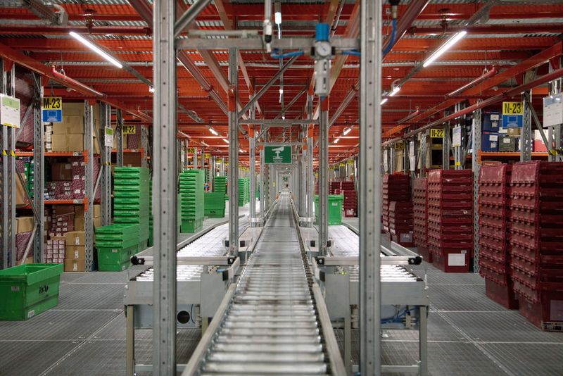Die Behälterförderanlage transportiert die Behälter mit den Waren zum Packsorter. (Beumer)
