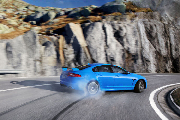 Der neue Jaguar XFR-S baut auf dem 375 kW/ 510 PS starken Jaguar XFR auf. Mit den 40 Zusatz-PS treibt der 5.0 Liter V8 Kompressor die kräftigste Limousine der Jaguar-Unternehmensgeschichte an. Auch das maximale Drehmoment nahm noch einmal um 55 Newtonmeter (Nm) auf 680 Nm zu. Es liegt im weiten Bereich zwischen 2500 und 5500 Umdrehungen pro Minute an, was – je nach Stimmung – ein sanftes Gleiten im hohen Gang oder dynamisches Fahren erlaubt. (Foto: Jaguar)
