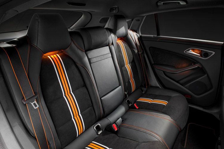 Durch das weiter nach hinten gezogene Dach soll den hinteren Passagieren, die im CLA recht beengt unterkommen, mehr Kopffreiheit gewährt werden, von mehr als vier Zentimetern spricht Mercedes. (Foto: Daimler)