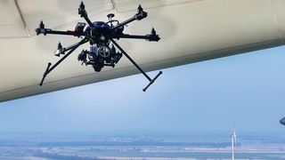 Mit dem SpaceMouse Module können unter anderen Drohnen gesteuert werden. (©TimSiegert-batcam - stock.adobe.com)