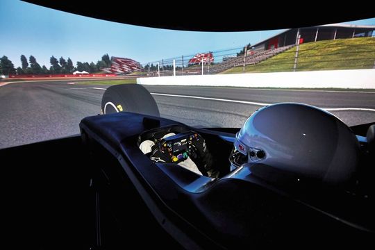 Ob am Stammsitz in Brackley oder am anderen Ende der Welt – mit TeamViewer Tensor haben die Ingenieure des Mercedes-Teams jederzeit sicheren Zugriff auf den Simulator. (Bild:  Teamviewer)