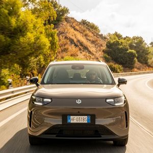 Auf einen klassischen Kühlergrill verzichtet die Front des B03X.(Bild:  Leapmotor)