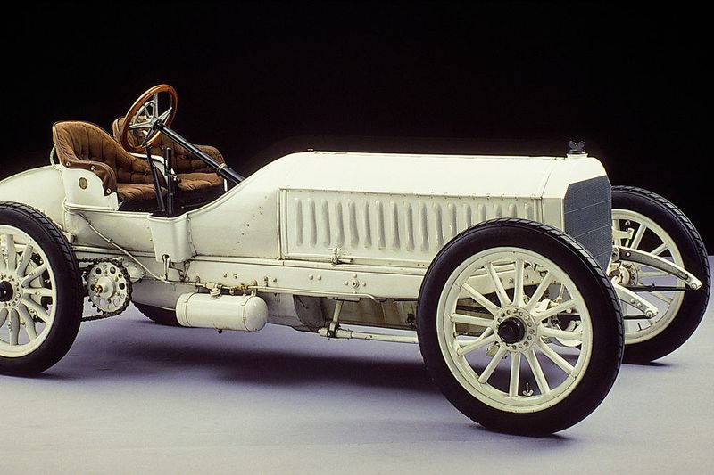 Der 120-PS-Rennwagen von Mercedes, 1906 von Wilhelm Maybach konstruiert und  fertiggestellt. Das Fahrzeug gehört heute zur Sammlung des Mercedes-Benz-Museums. (Daimler AG)