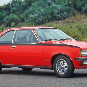 Vom simpler ausstaffierten Vierzylinder-Mittelklasse-Bestseller Rekord unterschied sich der Sechszylinder-Opel nur durch optische Details wie beispielsweise den mattschwarzen Streifen und Zusatzscheinwerfer.(Bild:  Opel)