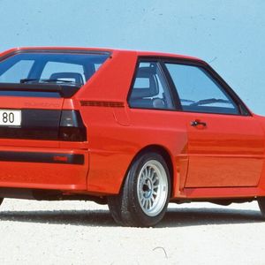 1983 debütierte der ab Herbst 1984 verfügbare Audi Sport quattro, ein Supercar mit atemberaubenden Leistungsdaten. Er ist auf 4,16 Meter Karosserielänge verkürzt und besitzt einen aufgeladenen 5-Zylinder-Turbomotor mit 225 kW (306 PS) und 350 Nm Drehmoment. (Bild:  Audi AG)
