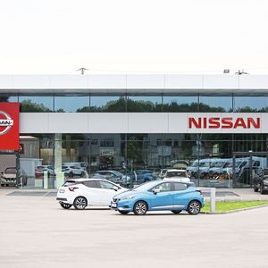 (Nissan)