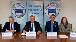 Präsentierten gemeinsam die Bilanz des Autojahres 2019: (v. li.)  Christian Metje, Geschäftsführer des Landesverbands Niedersachsen-Bremen, und dessen Präsident Karl-Heinz Bley sowie Hans-Jörg Koßmann, Obermeister der Kfz-Innung Bremen mit Geschäftsführerin Anke Kuckertz. Zum Vergrößern bitte klicken. (Bild: Pfaff/»kfz-betrieb«)
