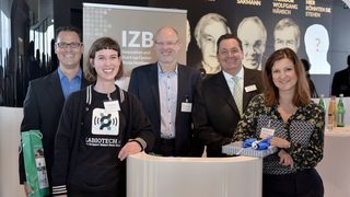 Redner der Biotech-Presse-Lounge am 12. Oktober 2017 im IZB (v.l.n.r.): Dr. Markus Dangl, Senior Vice President Research and Pre-Clinical Development, Medigene AG; Evelyn Warner, Chefredakteurin, LaBiotech.eu; Dr. Jens Altrichter, COO Leukocare AG; Dr. Peter Hanns Zobel, Geschäftsführer IZB; PhD. Paola Casarosa, Corporate Vice President Therapeutics, Böhringer Ingelheim.
 (IZB)