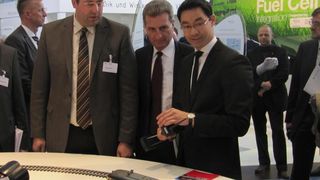 Murrplastik-Geschäftsführer Marcel Quittkat (links) informiert über die tubuläre Brennstoffzelle. Bundeswirtschaftsminister Philipp Rösler (rechts), EU-Kommissar Günther Oettinger (zweiter von rechts). Bundeswirtschaftsminister Philipp Rösler bei der Probefahrt. (Murrplastik)