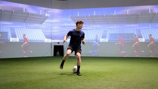 Der vordere Fußballprofi ist echt, die anderen nur virtuell. So sieht es aus, wenn ein Fußballspieler in der interaktiven Skills.lab Arena von Anton Paar Sportstec sein Können beweisen will oder muss. Ein Geheimnis sind steckt in der richtigen Kameratechnik. Was dahinter steckt, verrät der Beitrag... (Bild: Anton Paar Sportstec)