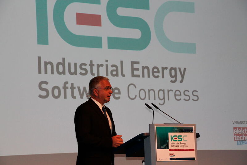 elektrotechnik Publisher Bernd Weinig begrüßte die Teilnehmer des Industrial Energy Software Congress 2016 in Würzburg und führte durch die Veranstaltung. (elektrotechnik/Sariana Kunze)